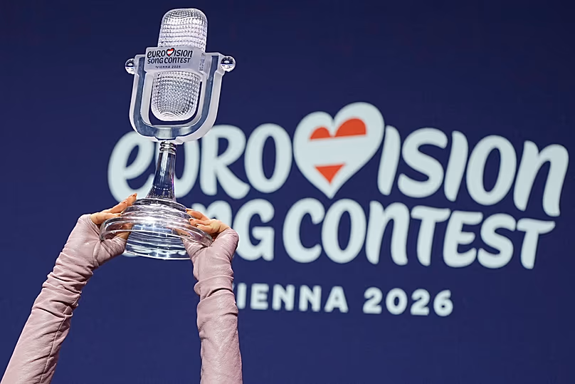 Dara de Bulgarie assiste à une conférence de presse avec le trophée après avoir remporté la grande finale du 70e Concours Eurovision de la chanson à Vienne, le 17 mai 2026.