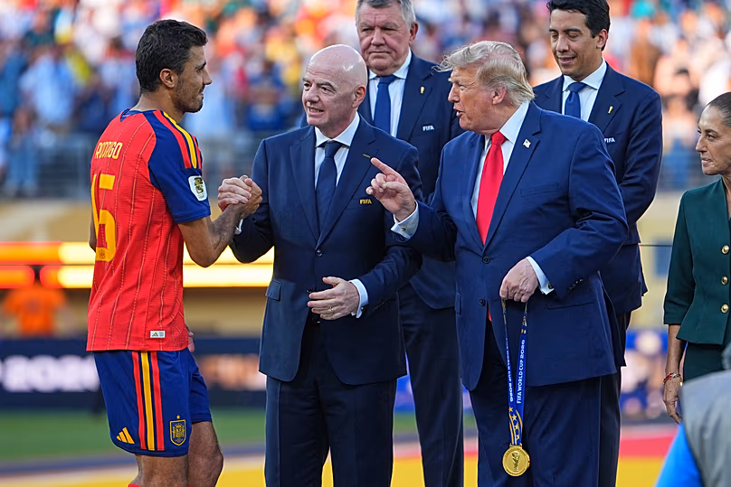 L'Espagnol Rodri (16 ans) est accueilli par le président de la FIFA Gianni Infantino et le président Donald J. Trump lors de la cérémonie de présentation après la finale de la Coupe du monde.