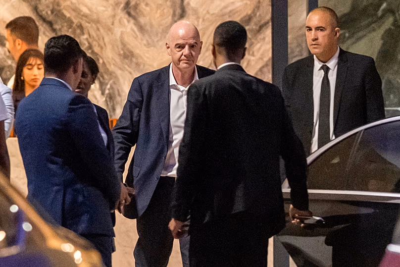 Le président de la FIFA, Gianni Infantino, s'en va après avoir assisté à un match de football féminin de la CAN 2026 entre le Malawi et la Zambie, à Rabat, au Maroc, le mercredi 5 août 2026.