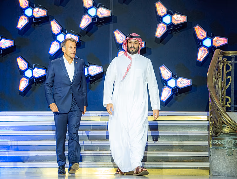 Le président français Emmanuel Macron et le prince héritier saoudien Mohammed ben Salmane assistent à la cérémonie de clôture de la Coupe du monde d'esport à Paris.