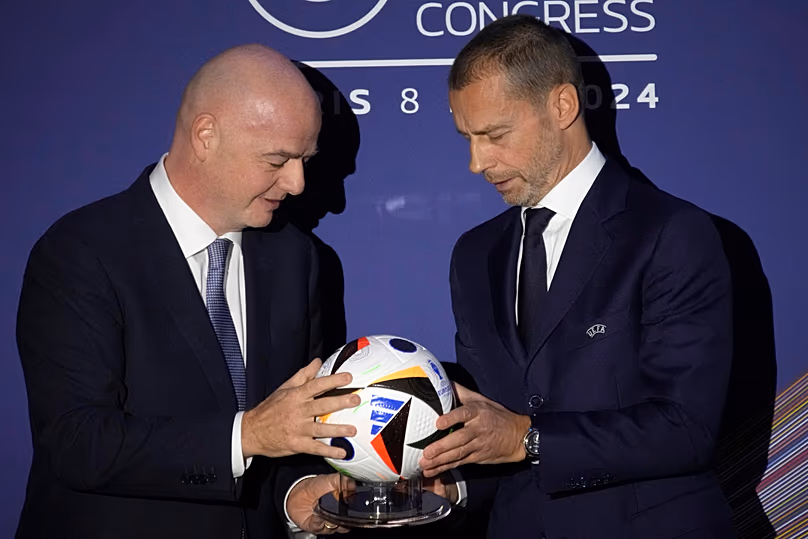 Le président de l'UEFA Aleksander Ceferin, à droite, et le président de la FIFA Gianni Infantino posent lors du 48e congrès de l'UEFA à Paris, le jeudi 8 février 2024.