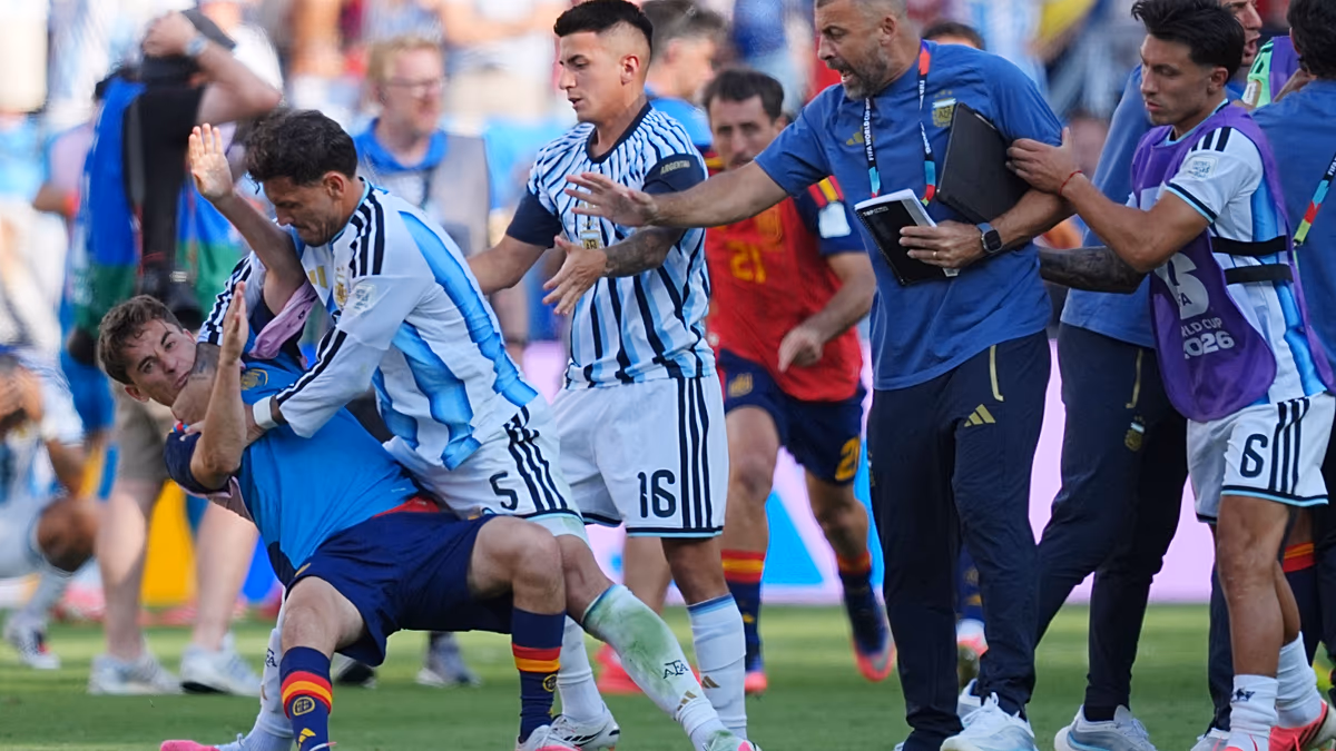 La FIFA impose à l'Argentin Paredes une suspension de 10 matches suite à la bagarre en finale de la Coupe du monde