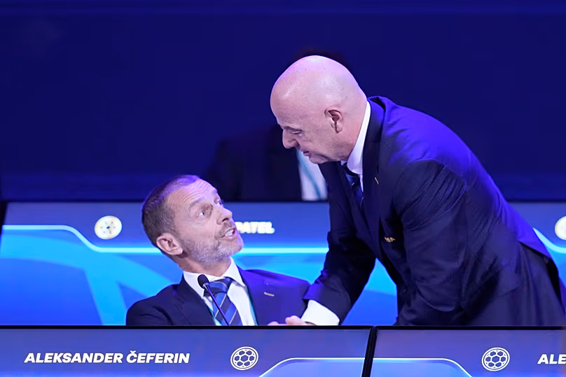 Le président Gianni Infantino, à droite, s'entretient avec le président de l'UEFA Aleksander Ceferin lors du 75e Congrès de la FIFA au Centre de congrès Conmebol à Luque, au Paraguay.