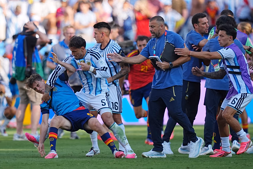L'Argentin Leandro Paredes (5) renverse l'Espagnol Gavi (9) lors d'une bagarre après la finale de la Coupe du monde entre l'Espagne et l'Argentine à East Rutherford, le 19 juillet 2026.