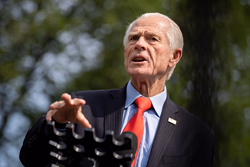Peter Navarro, conseiller commercial de la Maison Blanche, s'entretient avec les journalistes à la suite d'une interview vidéo avec Real America's Voice News, le mardi 11 août 2026.