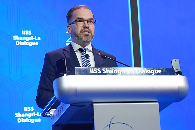 Le ministre lituanien de la Défense nationale, Robertas Kaunas, prononce un discours lors du dialogue Shangri-La à Singapour, le 30 mai 2026.
