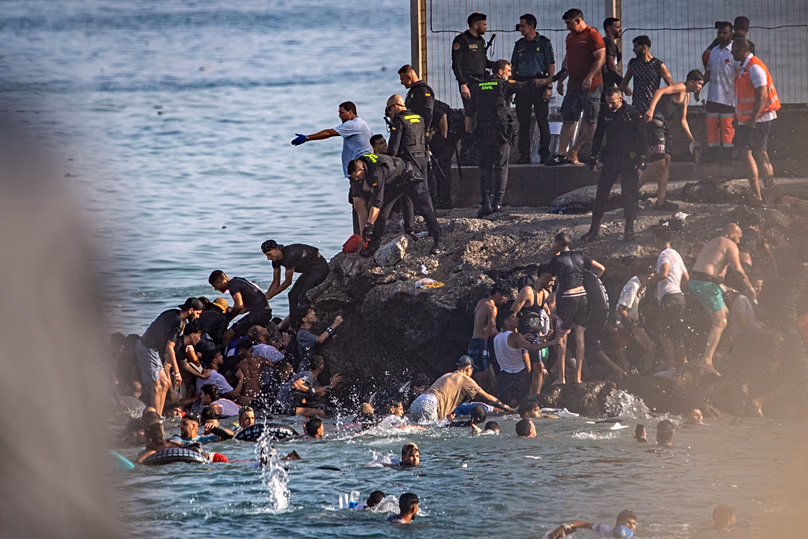 Des migrants tentent de traverser la frontière depuis le Maroc vers l'enclave espagnole de Ceuta, jeudi 30 juillet 2026.