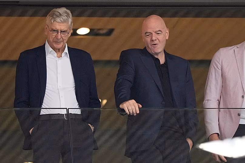 Le président de la FIFA, Gianni Infantino, à droite, et Arsène Wenger, directeur général de la FIFA et ancien entraîneur de football, arrivent pour le match de football des quarts de finale féminins de l'Euro 2025.