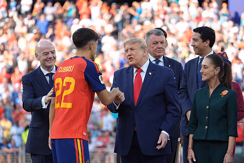 Le président de la FIFA, Gianni Infantino, à gauche, et le président Donald J. Trump, au centre, félicitent l'Espagnol Pau Cubarsí (22 ans) en lui remettant sa médaille après la finale de la Coupe du monde.