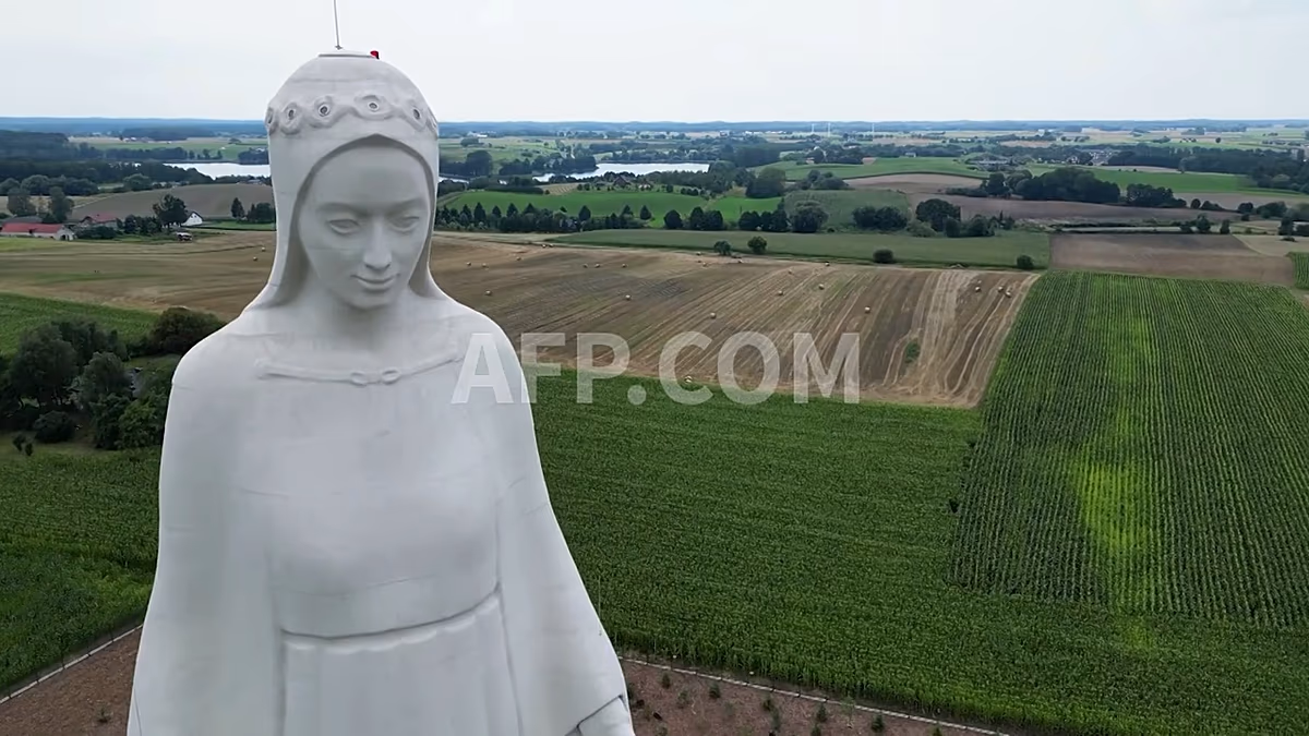 La plus haute statue de la Vierge Marie d'Europe s'élève dans un village polonais