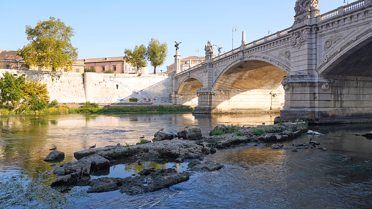 La sécheresse expose les vestiges d'un ancien pont romain sur le Tibre à Rome