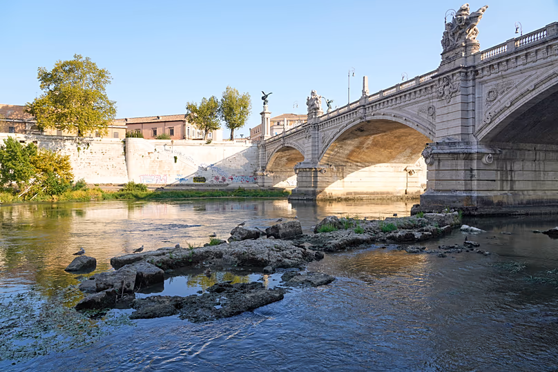Les ruines de l'ancien pont romain Néronien émergent du lit du Tibre en raison de la sécheresse, à Rome, le jeudi 13 août 2026.