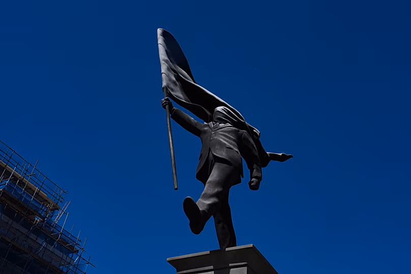 Une statue d'un homme tenant un drapeau couvrant son visage et signée « Banksy », apparue à Waterloo Place à Londres, le jeudi 30 avril 2026.
