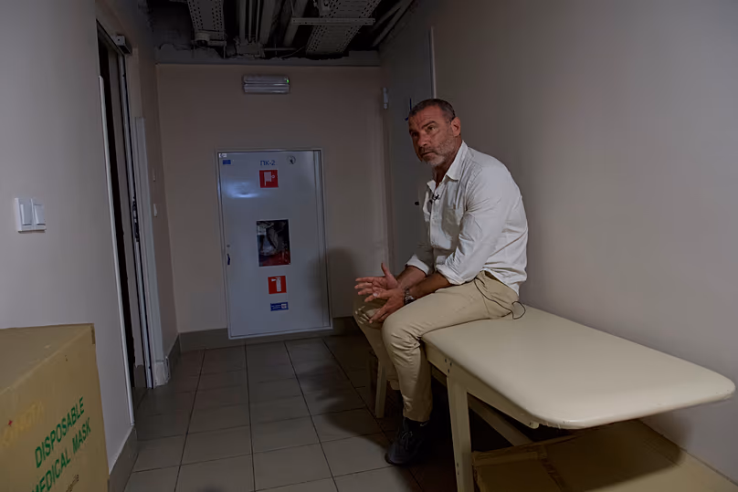 L'acteur Liev Schreiber est assis dans l'un des abris anti-bombes de l'hôpital du district de Solomianskyi lors d'une alerte aérienne lors de son voyage pour le jour de l'indépendance de l'Ukraine en tant qu'ambassadeur d'UNITED24.
