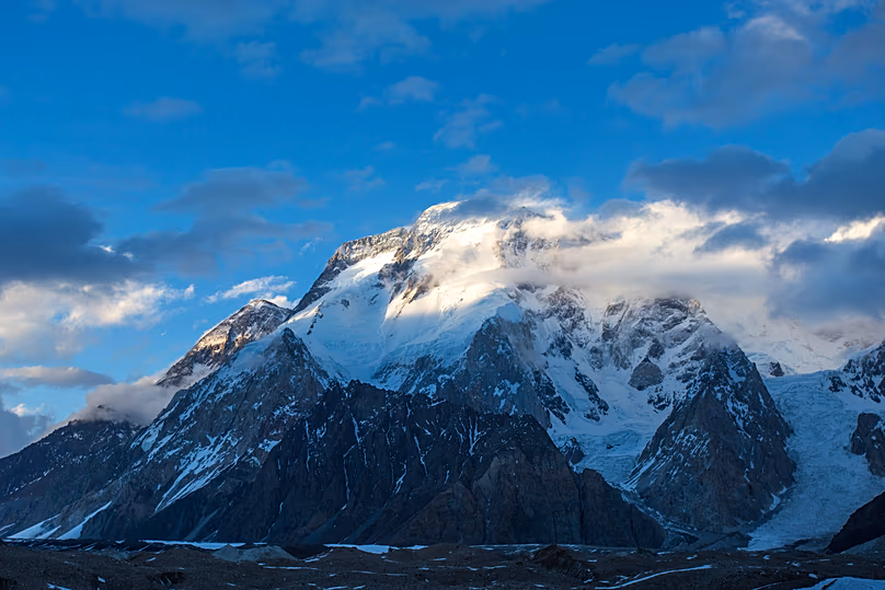 Broad Peak illuminé à l'aube, depuis le camp Concordia, au Pakistan.