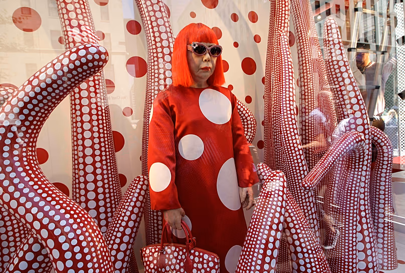 Un modèle en cire de l'artiste japonais Yayoi Kusama est exposé dans les vitrines du magasin phare de Louis Vuitton sur la Cinquième Avenue à New York, le mardi 10 juillet 2012.