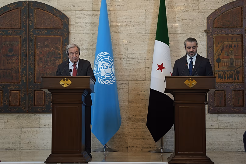 Le secrétaire général des Nations Unies, Antonio Guterres, assiste à une conférence de presse conjointe avec le ministre syrien des Affaires étrangères Asaad al-Shibani, à Damas, en Syrie, le 25 juillet 2026.