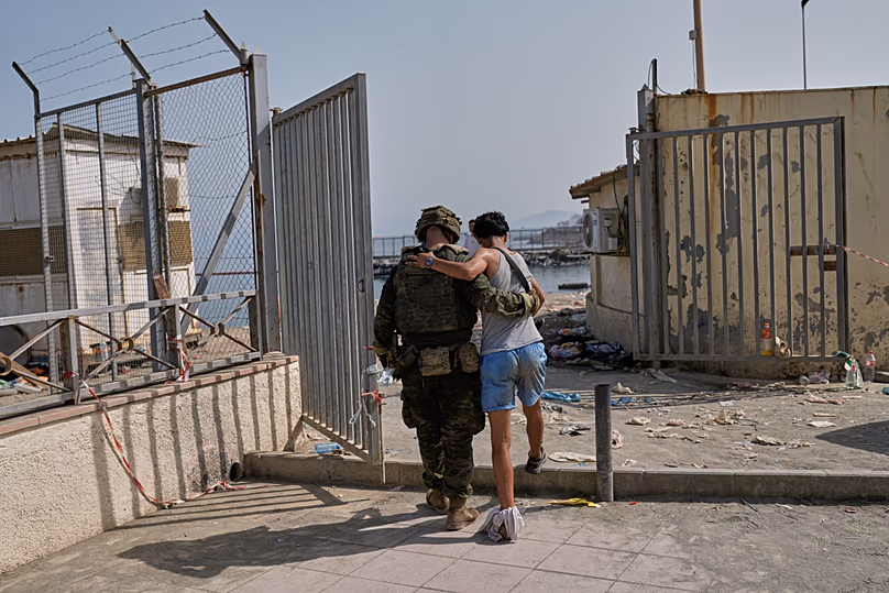 Un migrant blessé ayant traversé la frontière espagnole revient au Maroc avec l'aide d'un soldat espagnol depuis l'enclave espagnole de Ceuta, samedi 1er août 2026.