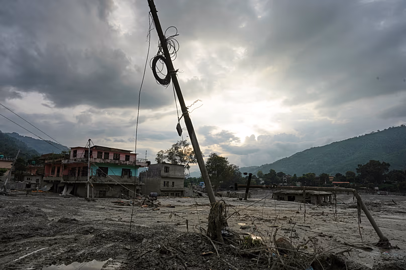 Un poteau électrique endommagé se penche après une crue soudaine dans la région de Devighat, dans le district de Nuwakot, au Népal, le 28 août 2026.