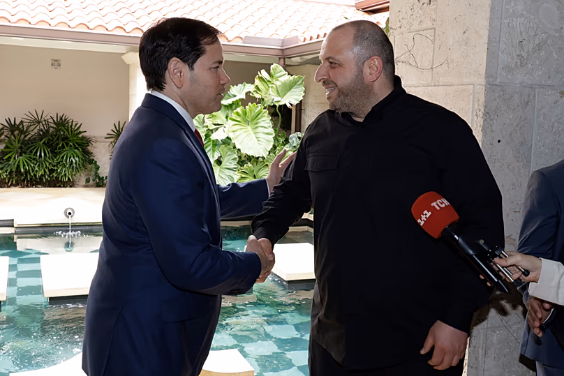 DOSSIER – Le secrétaire d'État Marco Rubio, à gauche, et le secrétaire à la Sécurité nationale de l'Ukraine, Rustem Umerov, se serrent la main, le 30 novembre 2025.