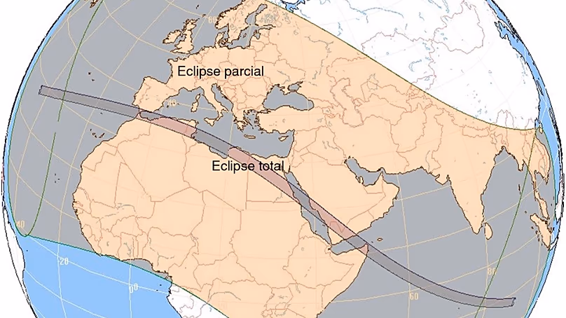 Image graphique montrant la trajectoire de l’éclipse solaire totale de 2027 et les parties du monde à partir desquelles elle sera visible.
