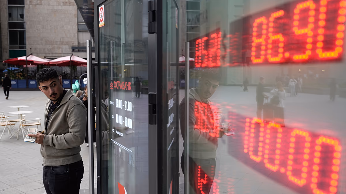 Les Russes retirent des milliards des banques, craignant que le Kremlin ne s'empare de leurs économies pour la guerre