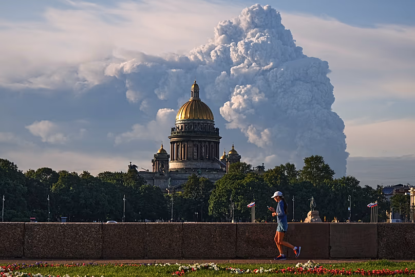 La fumée s'élève à la suite d'une attaque de drone ukrainien contre un entrepôt du détaillant en ligne Wildberries à Saint-Pétersbourg, en Russie, le vendredi 24 juillet 2026.