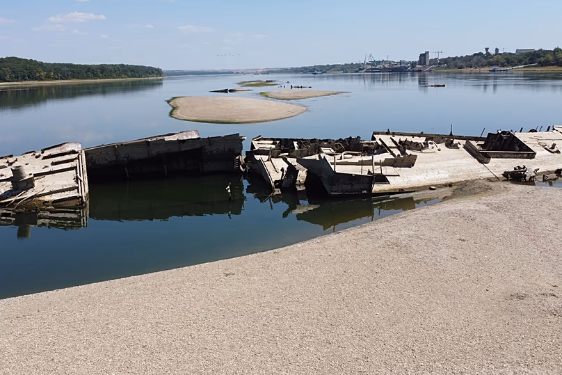 L'épave d'un navire de guerre allemand de la Seconde Guerre mondiale est vue devant Djerdap II, un grand barrage sur le Danube, entre la Roumanie et la Serbie, près de Prahovo, en Serbie, le mardi 4 août 2026.
