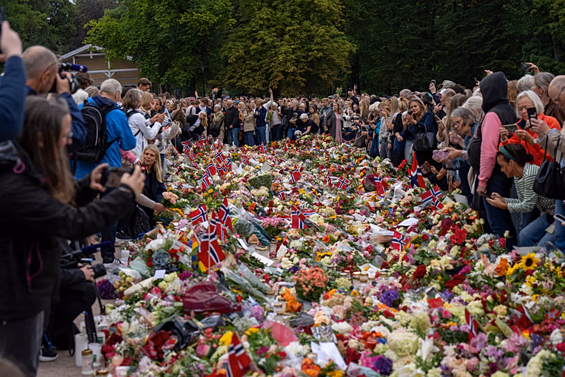 Des gens se rassemblent sur la place du Palais pour pleurer le roi Harald V de Norvège après l'annonce de sa mort à Oslo, le 28 août 2026.