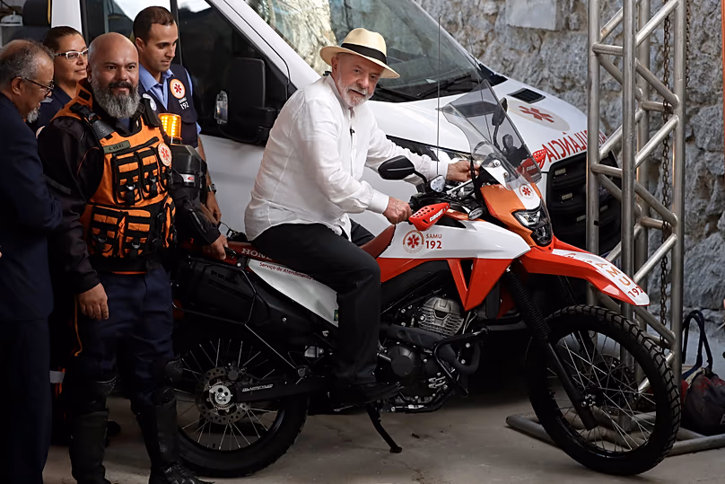 Le président brésilien Luiz Inácio Lula da Silva pose pour une photo sur une moto d'urgence du SAMU lors d'une visite à l'hôpital Andarai de Rio de Janeiro