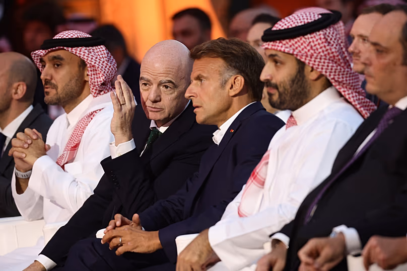 Le président de la FIFA Gianni Infantino, Emmanuel Macron et Mohammed ben Salmane lors de la cérémonie de clôture de la Coupe du monde d'esport à Paris, le 23 août 2026.