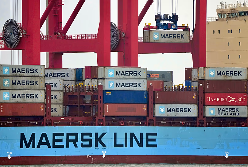 Le porte-conteneurs « Vilnia Maersk » est déchargé au terminal à conteneurs JadeWeserPort à Wilhelmshaven, en Allemagne, le mardi 15 novembre 2022. (AP Photo/Michael Sohn)