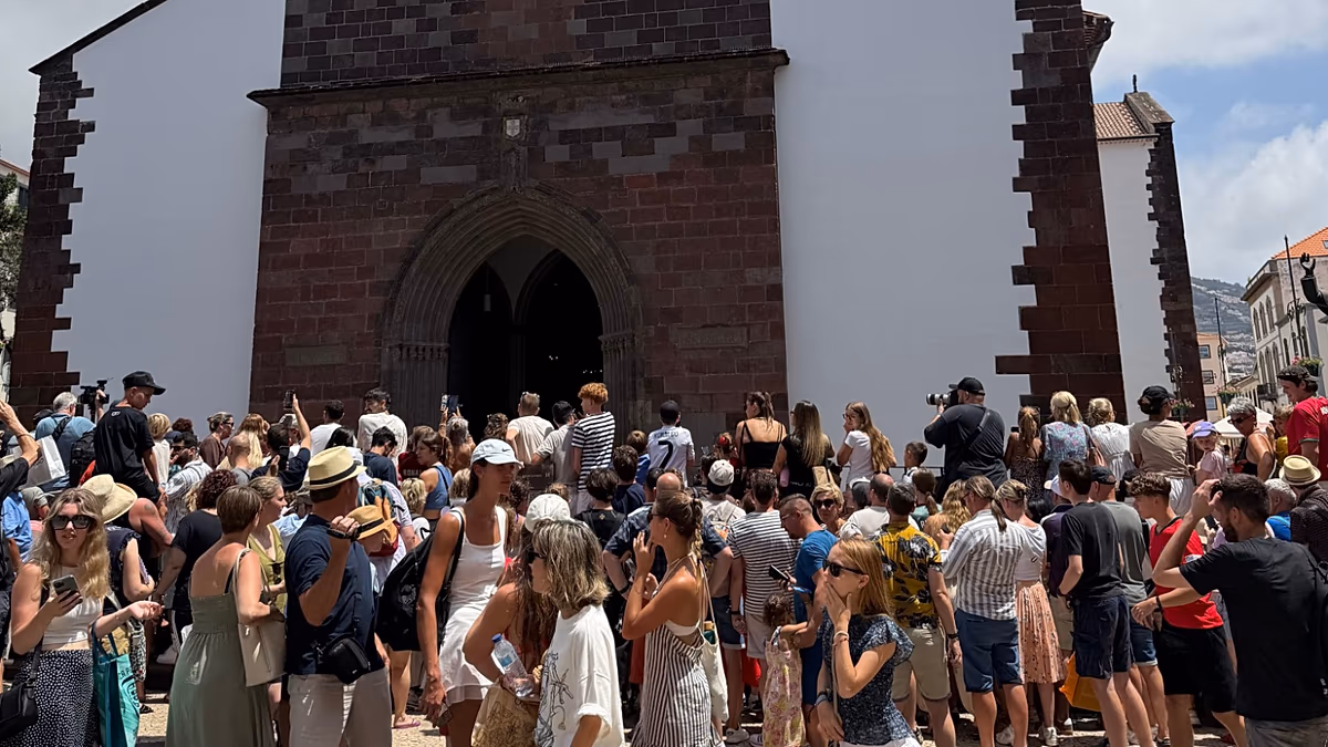 Mariage à la cathédrale de Funchal, mais pas celui de Cristiano et Georgina, à la déception de centaines de personnes