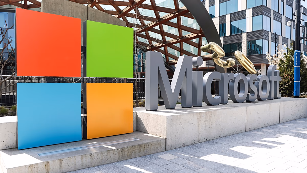 Microsoft affiche un bénéfice record alors que les actions bondissent de 10 %, tandis que Meta déçoit