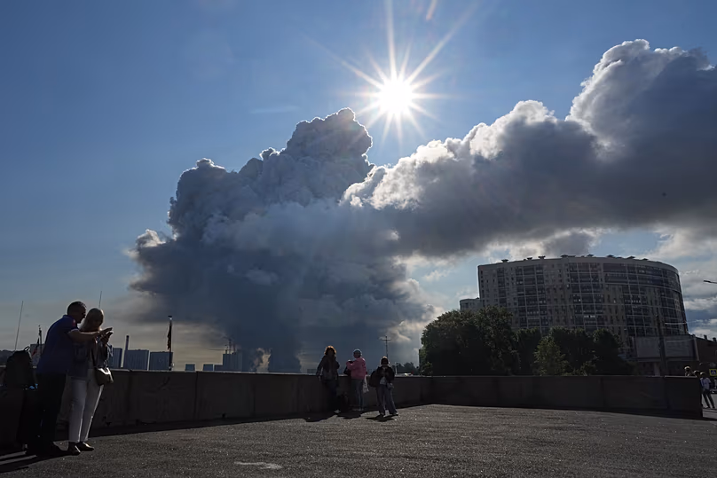 De la fumée s'élève dans le ciel suite aux frappes de drones ukrainiens sur les entrepôts du détaillant en ligne russe Wildberries, à Saint-Pétersbourg, le 24 juillet 2026.