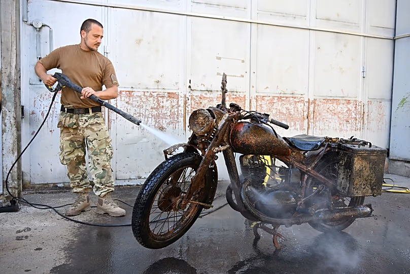 La moto de la Seconde Guerre mondiale est nettoyée et restaurée dans le hangar du Musée d'histoire militaire de Budapest.
