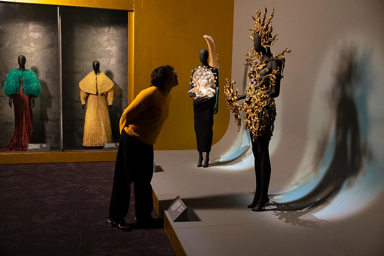« Schiaparelli : la mode devient art » au V&A South Kensington.