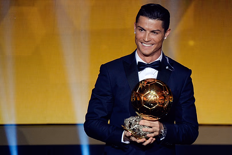 Le Portugais Cristiano Ronaldo après avoir remporté le prix du joueur de football masculin de l'année 2014 de la FIFA lors de la cérémonie de remise du Ballon d'Or de la FIFA à Zürich le 12 janvier 2015,