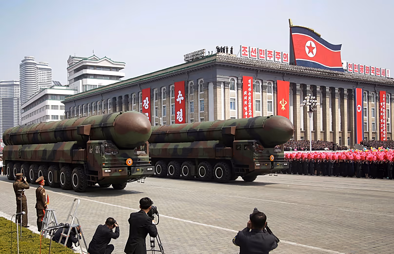 Sur cette photo du 15 avril 2017, des missiles défilent sur la place Kim Il Sung lors d'un défilé militaire pour célébrer le 105e anniversaire de la naissance de Kim Il Sung à Pyongyang.