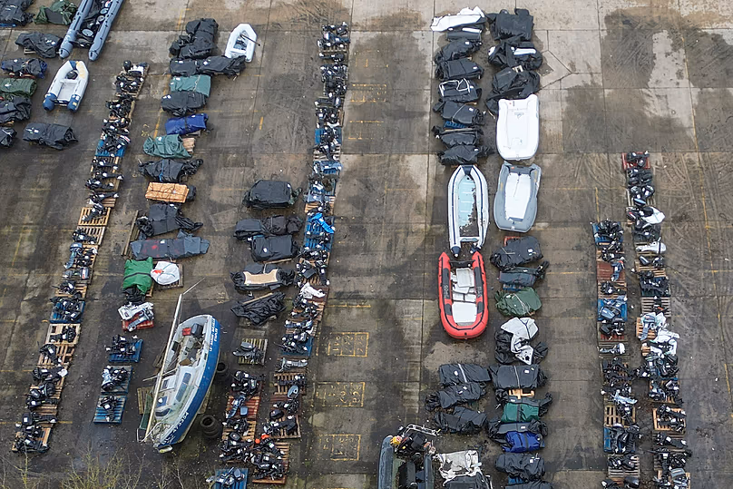 Vue générale de petits bateaux et de canots pneumatiques dans un complexe de la Border Force à Douvres, le 26 février 2025.