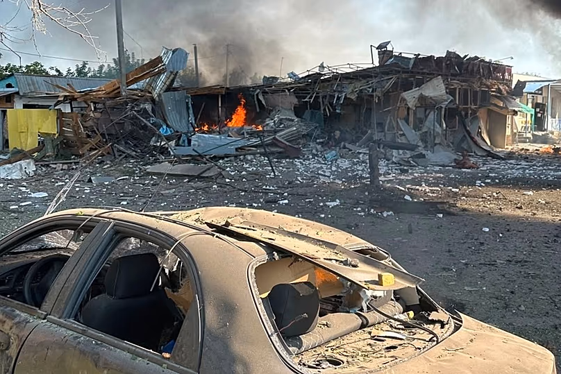 Un incendie est visible sur le site d'une attaque aérienne russe à Pechenihy, le 18 août 2026.
