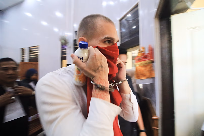 Le touriste suisse Luzian Andrin Zgraggen quitte la salle d'audience après son audience de détermination de la peine au tribunal de district de Denpasar, le 20 août 2026.