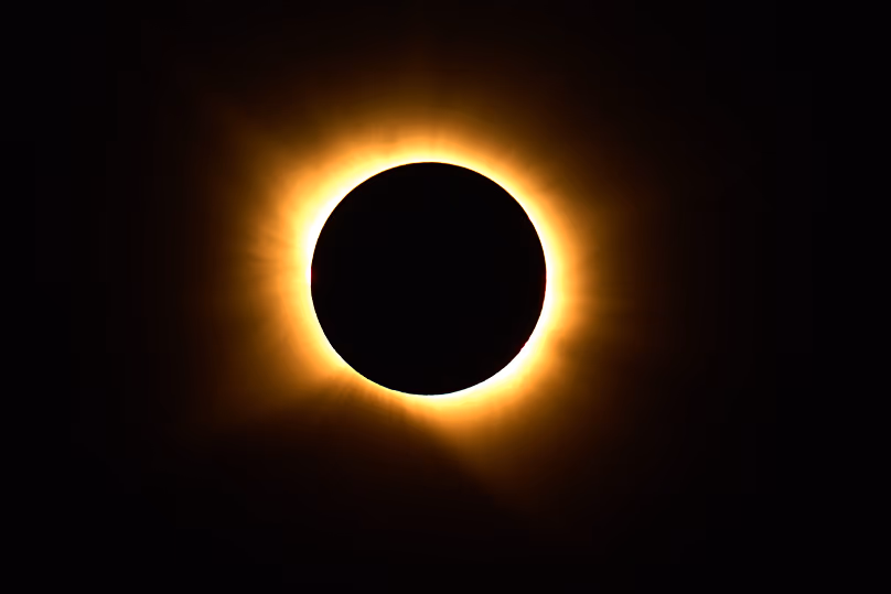 La lune recouvre le soleil lors d'une éclipse solaire totale à Palencia, le 12 août 2026