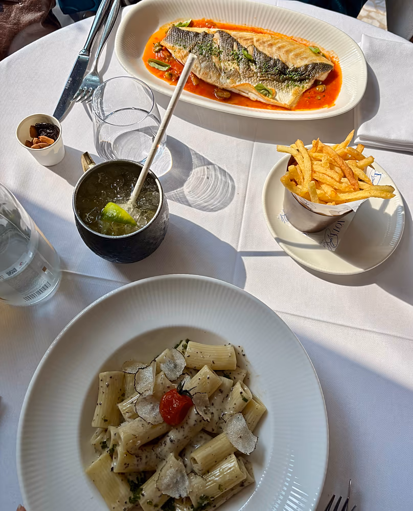 À la Nota Blu Brasserie Doha, essayez la Sea Bass Puttanesca, les pâtes Mezzi Rigatoni à la truffe et (si vous ne comptez pas les calories) commandez également une crème brûlée.