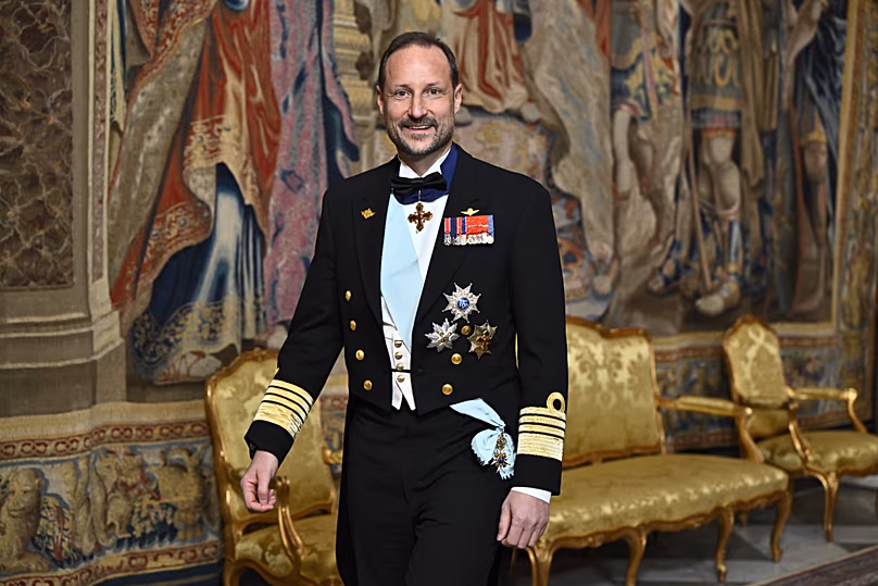 Le prince héritier de Norvège Haakon arrive pour le dîner de gala au Hall of State du Palais Royal de Stockholm, le 30 avril 2026.