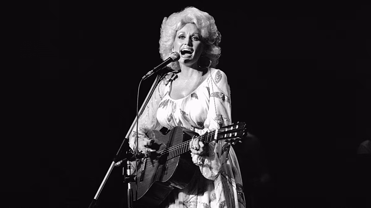 Dolly Parton a proposé de suivre un traitement expérimental contre le cancer pour aider les autres, révèle sa sœur