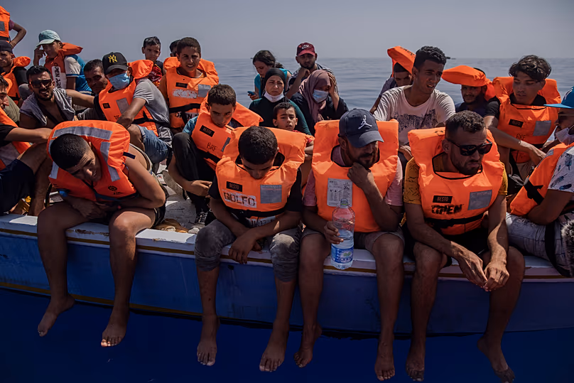 Image d'archive : Des migrants attendent au large de Lampedusa en 2021 pour être secourus par l'ONG espagnole Open Arms.