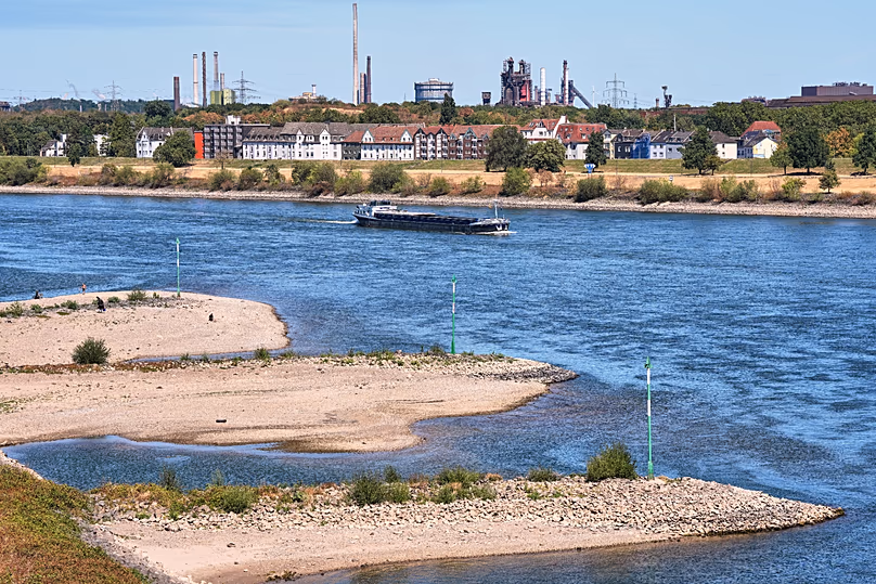 DÉPOSER. Un cargo navigue sur le Rhin le long de bancs de sable lors de faibles niveaux d'eau causés par une vague de chaleur et une sécheresse prolongée à Duisburg, Allemagne, le 11 août 2026.