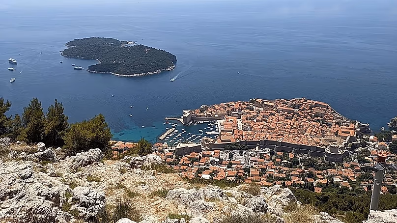 Vues de la vieille ville de Dubrovnik depuis le mont Srđ