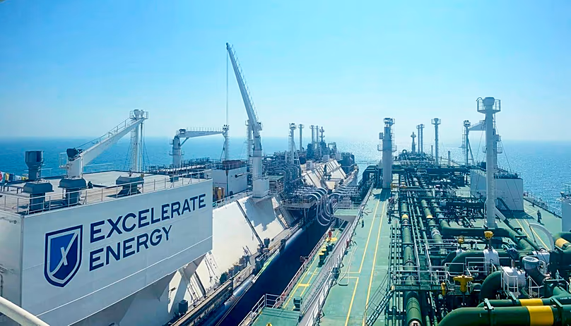 Une cargaison de GNL est transférée dans un terminal flottant au Bangladesh.
